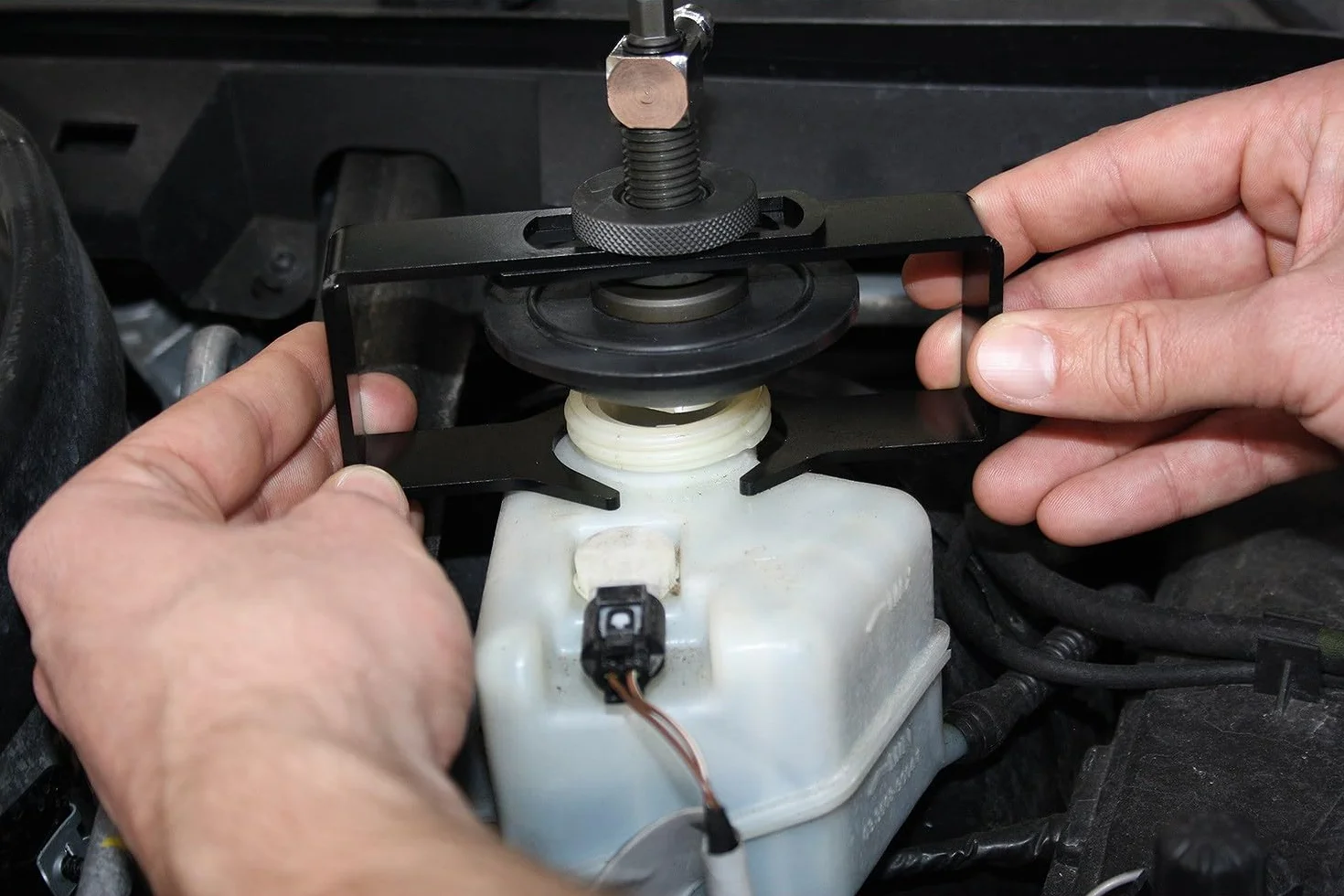 KS Tools 160.0718 Uniwersalny adapter do króćca odpowietrzającego, regulowany